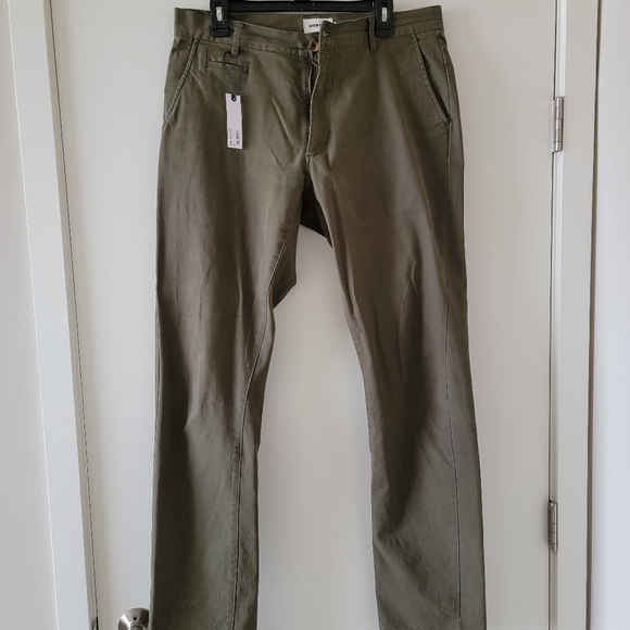 Taylor Stitch Democratic Chino in Organic Olive - Picture 4 of 7